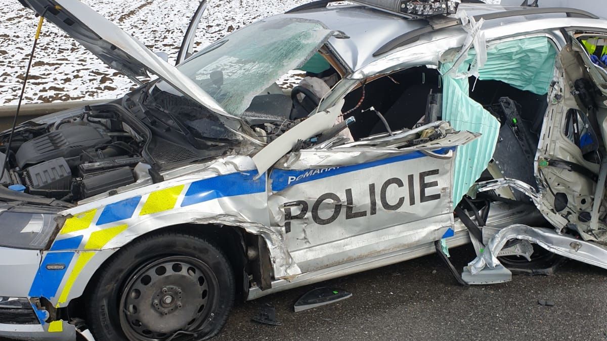 Náklaďák na Třebíčsku sešrotoval o svodidla policejní auto, tři zranění